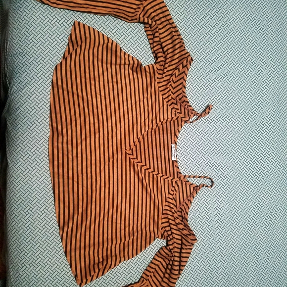 Fashion Nova Tops - Cropped cold shoulder top